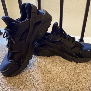 Women’s Nike Air Huarache running shoe. Black - 9
